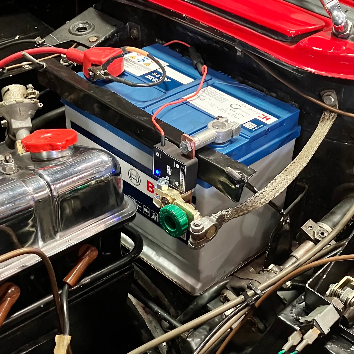 HOOTS-BATTERY Batteriewächter im Triumph TR4