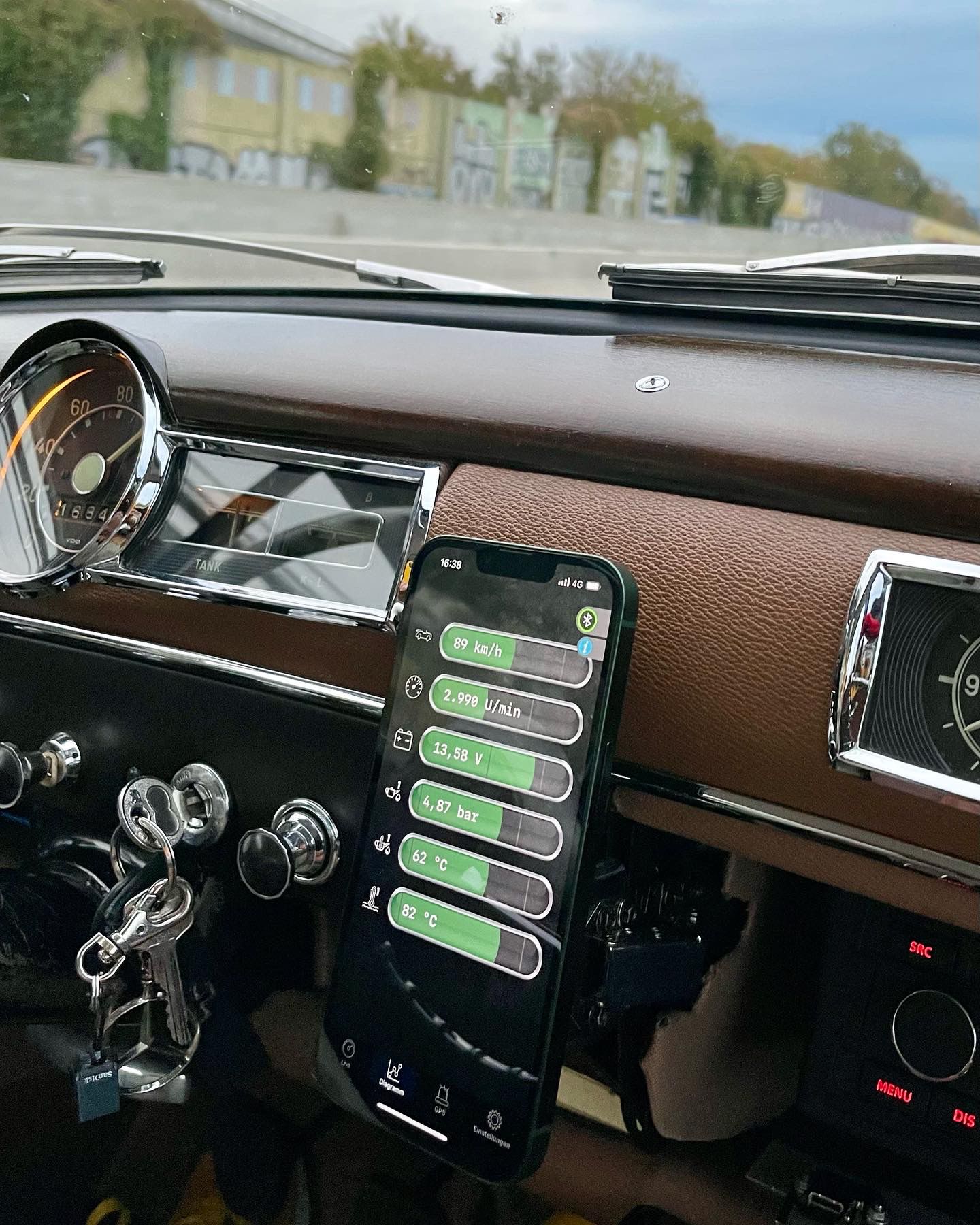 HOOTS Batteriemonitor im Mercedes Benz Ponton